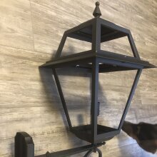 kaufen Sie die schöne Wandlampe Aries large von Framon Tradizionale aus Italien. Material: Aluminiumguss, Glas: klar oder opal, Höhe: 760mm.