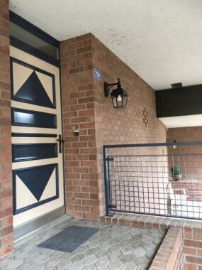 Wandleuchte an klassischem Eingang