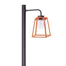 Die Lampiok 1 Nr. 7 ist mit E27-Leuchtmitteln bis 52W kompatibel und liefert bis zu 1673 Lumen (klar) oder 1558 Lumen (frosted). Eine Retro-LED-Birne unterstreicht die Ästhetik dieser hochwertigen Leuchte.