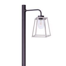 Die Lampiok 1 Nr. 7 wurde von Stéphane Joyeux entworfen und in der französischen Manufaktur Roger Pradier gefertigt. Diese exklusive Gartenleuchte setzt mit ihrem offenen Design und dem umrahmten Glaszylinder stilvolle Akzente.