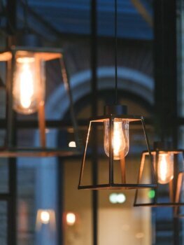 exklusive Designer Deckenlampe Lampiok aus der Außenleuchten Manufaktur Roger Pradier Saint Maur, Frankreich. Design by Stéphane Joyeux.

1278 / 224mm.
Lampengehäuse: H 317 x W 224mm.
Kupfer.