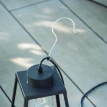 Die Lampiok 1.1 von Roger Pradier ist eine stilvolle, flexible Außenleuchte im puristischen Design. Perfekt, um moderne Beleuchtung in Ihrem Außenbereich zu genießen.