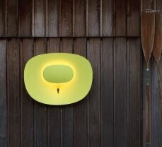 moderne. gelbe Außenleuchte an einer braunen Holzwand von Fischerhütte in Frankreich. Kunststoff und Alu. Extravagante Form.