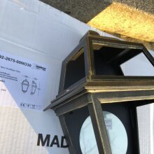 Diese schöne Wandleuchte auc hochwertigem Aluminiumguss kann gut dort angebracht werden, wo man nicht viel Platz am Haus hat.