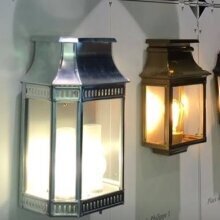 Die flachen Wandleuchten Louis Philippe bestechen mit ihrem viereckigen Lampengehäuse und 3 Lampengläsern. Gefertigt aus hochwertigem Aluminium, Kupfer oder Zink, ist sie in über 20 Farben erhältlich und fügt sich perfekt in stilvolle Außenbereiche ein. Gut Geeignet für Haustüren und Terrassen.