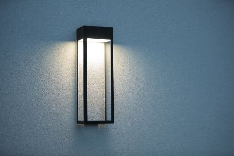 Die Hogar Nr. 2 von Roger Pradier kombiniert minimalistisches Design und flexible Lichtoptionen – perfekt für Eingänge, Terrassen und Fassaden.