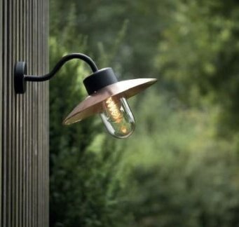 Die stilvolle Wandleuchte Belcour Nr. 1 von Roger Pradier bietet blendfreies Licht und elegantes Design für Wände, Eingänge und Terrassen.