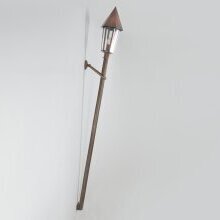 Ideal kombinierbar mit weiteren LumArt-Leuchten für ein durchgängiges historisches Lichtkonzept. Castel Nr. 278 als stimmungsvolle Fassadenbeleuchtung am Abend

Warm leuchtende Fackellampe erzeugt eine historische Atmosphäre im Außenbereich.