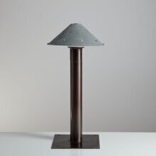 Gartenleuchte Corot Nr.: 82881 H 50cm. Entworfen vom Studio Lum'art, wird auch im Handel als Atelier Lumin'Art angeboten.

Die Corot ist eine Pollerleuchte für den Garten. Sie sorgt für dezente und indirekte Beleuchtung dank der vollständig verstellbaren Kappe. Sie können die Corot auch als Wegeleuchte oder Objektlampe für Außen einsetzen und haben mit ihr eine indirekter Beleuchtung am Haus oder im Garten.

Handgefertigt in Frankreich

Abgebildetes Finish: Zink gealtert

Referenz Nr.: 82881

Abmessungen: H 50cm x Dia 25cm

Rohmaterial: massives Messing oder massives Messing mit massiv Zink

Anzahl Lichtquellen: 1

Fassung: C9

40 Watt max.

IP23

Class 1

Die Oberflächen der Wandleuchte sind handgefertigt und können von Charge zu Charge variieren. Einige Oberflächen werden sich im Laufe der Zeit weiterentwickeln.

Material und Farben

Diese Leuchte ist geeignet für Leuchtmittel der Energieklassen: A++, A+, A, B, C, D, E.