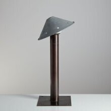 Gartenleuchte Corot Nr.: 82881 H 50cm. Entworfen vom Studio Lum'art, wird auch im Handel als Atelier Lumin'Art angeboten.

Die Corot ist eine Pollerleuchte für den Garten. Sie sorgt für dezente und indirekte Beleuchtung dank der vollständig verstellbaren Kappe. Sie können die Corot auch als Wegeleuchte oder Objektlampe für Außen einsetzen und haben mit ihr eine indirekter Beleuchtung am Haus oder im Garten.

Handgefertigt in Frankreich

Abgebildetes Finish: Zink gealtert

Referenz Nr.: 82881

Abmessungen: H 50cm x Dia 25cm

Rohmaterial: massives Messing oder massives Messing mit massiv Zink

Anzahl Lichtquellen: 1

Fassung: C9

40 Watt max.

IP23

Class 1

Die Oberflächen der Wandleuchte sind handgefertigt und können von Charge zu Charge variieren. Einige Oberflächen werden sich im Laufe der Zeit weiterentwickeln.

Material und Farben

Diese Leuchte ist geeignet für Leuchtmittel der Energieklassen: A++, A+, A, B, C, D, E.