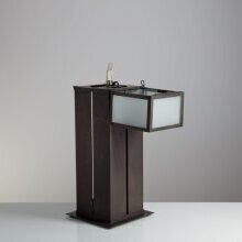 Harmonisches Zusammenspiel von Naturstein und edlem Metall – perfekt zur Ergänzung historischer Gartenelemente. Das Lampen-Oberteil ist hier ganz aufgeklappt.