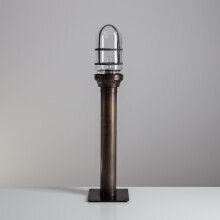 Die Leuchte zeigt ihr schlankes, vertikales Design – ideal für die stimmige Ausleuchtung von Wegen und Einfassungen.