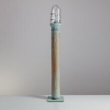 Historische Gartenlampe von LumArt mit rundem Korpus im edlen Grünspan-Finish – perfekt für erhöhte Positionen im Garten.