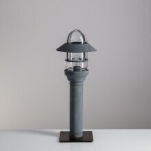 Historische Gartenleuchte Les Issambres 45 cm mit rundem Leuchtenkopf und Refektorring im gealterten Zink-Finish auf Steinfläche montiert.