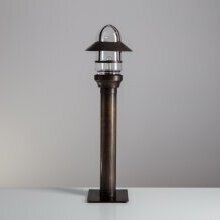 Historische Gartenleuchte Les Issambres 45 cm mit rundem Leuchtenkopf im gealterten Zink-Finish auf Rasenfläche montiert.
