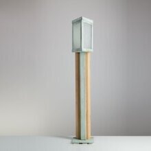 Le Plessis Gartenleuchte H 90cm vom französischen Spezialisten für historische Außenleuchten Studio LumArt.

Le Plessis ist ein zeitgenössische, dreieckige Gartenlampe, wo Messing und Akazienholz aus der Perche kombiniert wurden. Das mattierte Glas streut ein angenehmes Licht um Gartenbereiche, Gassen oder Durchgänge zu beleuchten. Auch perfekt für die Beleuchtung rund um das Schwimmbad!

Entworfen vom Studio Lum'art (wird auch im Handel als Atelier Lumin'Art bezeichnet)

Handgefertigt in Frankreich

Abgebildetes Finish: verdigris

Referenz Nr.: 82887

Abmessungen: H 90cm x W 16cm x D 16cm

Rohmaterial: massives Messing und Eisen

Anzahl Lichtquellen: 1

Fassung: E14

60 Watt max.

IP44

Class 1

Die Oberflächen der Wandleuchte sind handgefertigt und können von Charge zu Charge variieren. Einige Oberflächen werden sich im Laufe der Zeit weiterentwickeln.

Material und Farben

Diese Leuchte ist geeignet für Leuchtmittel der Energieklassen: A++, A+, A, B, C, D, E.