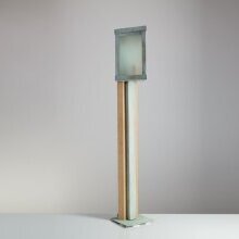 Le Plessis Gartenleuchte H 90cm vom französischen Spezialisten für historische Außenleuchten Studio LumArt.

Le Plessis ist ein zeitgenössische, dreieckige Gartenlampe, wo Messing und Akazienholz aus der Perche kombiniert wurden. Das mattierte Glas streut ein angenehmes Licht um Gartenbereiche, Gassen oder Durchgänge zu beleuchten. Auch perfekt für die Beleuchtung rund um das Schwimmbad!

Entworfen vom Studio Lum'art (wird auch im Handel als Atelier Lumin'Art bezeichnet)

Handgefertigt in Frankreich

Abgebildetes Finish: verdigris

Referenz Nr.: 82887

Abmessungen: H 90cm x W 16cm x D 16cm

Rohmaterial: massives Messing und Eisen

Anzahl Lichtquellen: 1

Fassung: E14

60 Watt max.

IP44

Class 1

Die Oberflächen der Wandleuchte sind handgefertigt und können von Charge zu Charge variieren. Einige Oberflächen werden sich im Laufe der Zeit weiterentwickeln.

Material und Farben

Diese Leuchte ist geeignet für Leuchtmittel der Energieklassen: A++, A+, A, B, C, D, E.