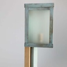Le Plessis Gartenleuchte H 90cm vom französischen Spezialisten für historische Außenleuchten Studio LumArt.

Le Plessis ist ein zeitgenössische, dreieckige Gartenlampe, wo Messing und Akazienholz aus der Perche kombiniert wurden. Das mattierte Glas streut ein angenehmes Licht um Gartenbereiche, Gassen oder Durchgänge zu beleuchten. Auch perfekt für die Beleuchtung rund um das Schwimmbad!

Entworfen vom Studio Lum'art (wird auch im Handel als Atelier Lumin'Art bezeichnet)

Handgefertigt in Frankreich

Abgebildetes Finish: verdigris

Referenz Nr.: 82887

Abmessungen: H 90cm x W 16cm x D 16cm

Rohmaterial: massives Messing und Eisen

Anzahl Lichtquellen: 1

Fassung: E14

60 Watt max.

IP44

Class 1

Die Oberflächen der Wandleuchte sind handgefertigt und können von Charge zu Charge variieren. Einige Oberflächen werden sich im Laufe der Zeit weiterentwickeln.

Material und Farben

Diese Leuchte ist geeignet für Leuchtmittel der Energieklassen: A++, A+, A, B, C, D, E.