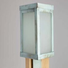 Le Plessis Gartenleuchte H 90cm vom französischen Spezialisten für historische Außenleuchten Studio LumArt.

Le Plessis ist ein zeitgenössische, dreieckige Gartenlampe, wo Messing und Akazienholz aus der Perche kombiniert wurden. Das mattierte Glas streut ein angenehmes Licht um Gartenbereiche, Gassen oder Durchgänge zu beleuchten. Auch perfekt für die Beleuchtung rund um das Schwimmbad!

Entworfen vom Studio Lum'art (wird auch im Handel als Atelier Lumin'Art bezeichnet)

Handgefertigt in Frankreich

Abgebildetes Finish: verdigris

Referenz Nr.: 82887

Abmessungen: H 90cm x W 16cm x D 16cm

Rohmaterial: massives Messing und Eisen

Anzahl Lichtquellen: 1

Fassung: E14

60 Watt max.

IP44

Class 1

Die Oberflächen der Wandleuchte sind handgefertigt und können von Charge zu Charge variieren. Einige Oberflächen werden sich im Laufe der Zeit weiterentwickeln.

Material und Farben

Diese Leuchte ist geeignet für Leuchtmittel der Energieklassen: A++, A+, A, B, C, D, E.