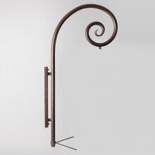 Edler Wandarm Nr. 82836 im klassischen Bischofstab-Design aus antikem Messing.
Ansicht: der kunstvoll geschwungenen Messingform des Wandarms 82836 von LumArt an einer Studiofassade montiert.