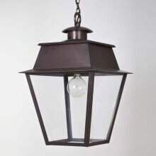 Die klassische Laternenform ist aufwendig verarbeitet und sorgt für eine gleichmäßige Lichtverteilung.