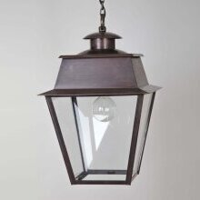 Die große Laterne schafft eine majestätische Lichtstimmung und setzt stilvolle Akzente an historischen Gebäuden.