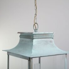 „Grünspan-Patina auf der Oberfläche der Pétrole Hängelaterne – authentisches aged Finish“ Sichtbar ist die Deckenketten Befestigung montiert auf der Oberseite.