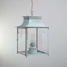 „Deckenmontierte Pétrole Géante mit 80 cm Kette und rundem Baldachin – ideal für Eingangsbereiche“. Viereckige, große Wandleuchte mit weiß-grüner Patina. 4 Lampengläser in klar, vordere Tür kann geöffnet werden.