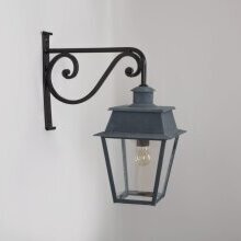 Perfekt für traditionelle Gebäude und klassische Außenanlagen – vereint nostalgisches Design mit funktionaler Eleganz.