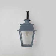 Die elegante, viereckige Messing Wandlampe Bordeaux Nr. 103 ist an eine schlichte, weiße Mauer montiert. Hergestellt von LumArt, Frankreich.Sie vereint historisches Design mit moderner Technik – perfekt für exklusive Außenbereiche.