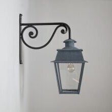 Detaillierte Frontansicht der Messing Wandlampe Bordeaux Nr. 103 an einem gebogenem Wandarm – historische Außenbeleuchtung mit zink gealtertem Finish, gefertigt von LumArt.
