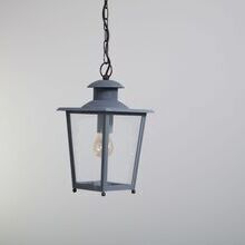 Die Petit Paris Laterne Nr. 104 von LumArt zeigt sich als elegante Deckenlampe mit klassischem Design, ideal für Eingangs- und Wohnbereiche.