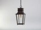 Diese Außenleuchte passt auch an denkmalgeschützte Häuser. Individuell und historisch. Viereckige Form mit geschlossenem Dach.Setzen Sie stilvolle Akzente mit dieser hochwertigen französischen Laterne.