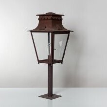 Der Leuchtenfuß ist rund und steht auf einer viereckigen Bodenplatte. Eine stilvolle Außenleuchte mit individueller Form, ideal für denkmalgeschützte Gebäude & moderne Villen.