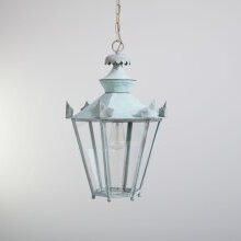 Die handgefertigte LumArt Außenlaterne besticht durch ihr edles Design & authentische Patina-Farbe: verdis-grüne handaufgetragene Farbpatina. Deckenkette mit Baldachin.