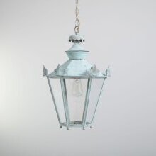 Die Louis XVI Deckenleuchte ist eine kunstvolle historische Außenlampe, inspiriert von französischer Architektur.