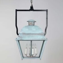 Die Mazarine Außenleuchte zeigt ihre komplexe Form und die großzügigen Lichtquellen in der Seitenperspektive.