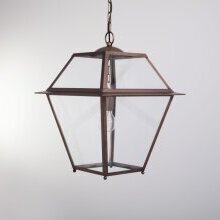 Detailaufnahme der Außenleuchten Oberfläche aus massivem Messing mit charaktervoller Patina.