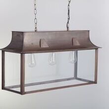 Ihr massives Metallgehäuse & die filigrane Patina-Oberfläche verleihen dieser Leuchte eine elegante Ästhetik. Rechteckige Form mit 2 kleinen und 2 großen Lampengläsern.