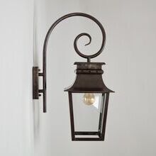 Handgefertigte Außenwandleuchte mit traditionellem Design. Die Morzine Nr. 133 M ist eine edle historische Wandlampe, inspiriert von den Laternen des 19. Jahrhunderts.Viereckiges Lampendesign an einem gebogenen Wandarm in Form eines Bischofstabes.