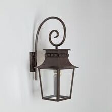 Französische Außenbeleuchtung für stilvolle Fassaden
Diese hochwertige Außenleuchte verbindet traditionelles Handwerk mit edlen Materialien.