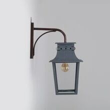 Die handgefertigte LumArt Wandleuchte überzeugt durch ihre exklusive Verarbeitung & edle Patina. Viereckiges, historisches Aussehen an einem Wandarm.