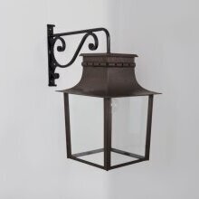 Französische Vintage-Laterne mit geschwungenem Schmiedeeisen-Wandarm im klassischen Stil.