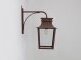 Historische Wandlampe Morzine Nr. 137 – Klassische Außenleuchte von Lum'Art. Historische Außenwandleuchte Morzine Nr. 137 mit Rostfinish an einer Steinfassade befestigt.