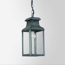 Die Perrache Nr. 140 M sorgt für sanftes, elegantes Licht entlang von Gartenwegen oder in überdachten Innenhöfen. Viereckigers Retro-Design mit Deckenkette.