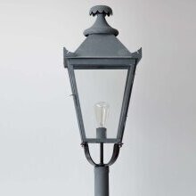 Detailaufnahme der hochwertigen Zink-Oberfläche.
Nahaufnahme der massiven Materialien und der edlen Verarbeitung der Vieux Manoir Nr. 143 XL.