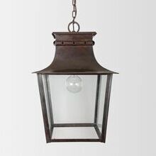 Diese außergewöhnliche Laterne setzt luxuriöse Lichtakzente in historischen Residenzen. Klassisches, viereckiges Lampendesign mit Deckenkette.
