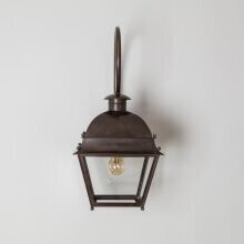 Stimmungsvolle Beleuchtung für Einfahrten & Innenhöfe
Die Mazarine Nr. 158 L setzt stimmungsvolle Lichtakzente an historischen Gebäuden und Garteneingängen.