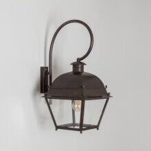 Wandlampe mit kunstvollem geschwungenem Wandarm
Der 25 cm lange geschwungene „Bischofsstab“-Wandhalter aus Schmiedeeisen sorgt für eine authentische historische Optik.