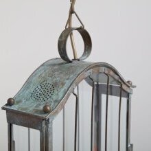 Detailaufnahme der hochwertigen Messing-Verarbeitung
Nahaufnahme der kunstvoll gealterten Oberfläche mit handaufgetragener Patina für eine authentische Optik.
